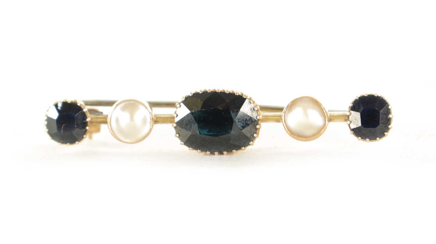 Lot 445 - A 9CT GOLD SAPPHIRE AND PEARL BAR BROOCH