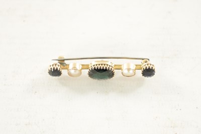 Lot 445 - A 9CT GOLD SAPPHIRE AND PEARL BAR BROOCH