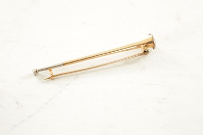 Lot 490 - A 15CT GOLD TRUMPET BAR BROOCH