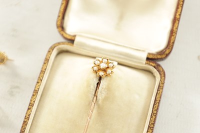 Lot 459 - TWO 9CT GOLD BROOCHES AND AN 18CT GOLD PIN BROOCH