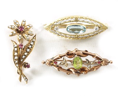 Lot 499 - THREE VINTAGE GOLD BROOCHES