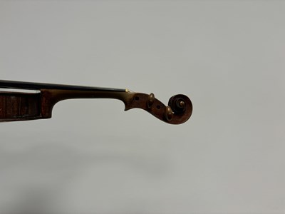 Lot 423 - AN ANTIQUE VIOLIN