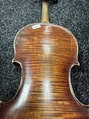 Lot 423 - AN ANTIQUE VIOLIN