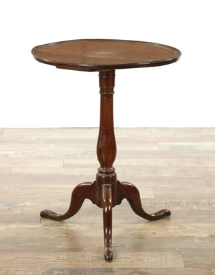 Lot 868 - AN EARLY 18TH CENTURY ELM TRIPOD TABLE