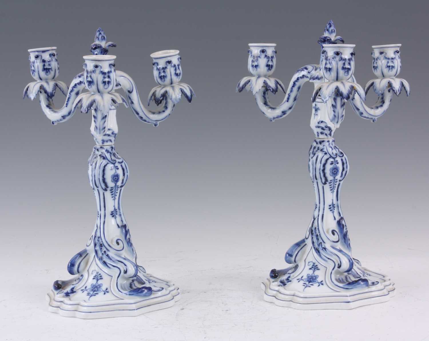 Lot 87 - A PAIR OF MEISSEN BLUE AND WHITE PORCELAIN...