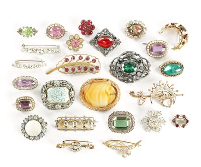 Lot 506 - A LARGE COLLECTION OF VINTAGE BROOCHES