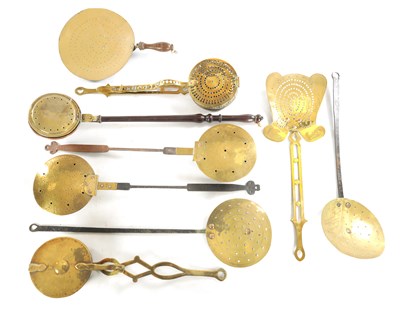 Lot 553 - A COLLECTION OF GEORGIAN AND VICTORIAN BRASS AND IRONWORK KITCHEN WARE