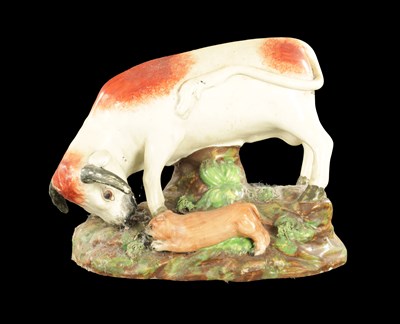 Lot 100 - A EARLY 19TH CENTURY STAFFORDSHIRE BULL BAITING PEARLWARE FIGURE