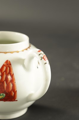 Lot 280 - A MID 18TH CENTURY WORCESTER PORCELAIN TEAPOT