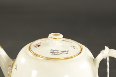 Lot 317 - A LATE 18TH CENTURY WORCESTER PORCELAIN TEAPOT