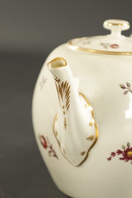 Lot 317 - A LATE 18TH CENTURY WORCESTER PORCELAIN TEAPOT