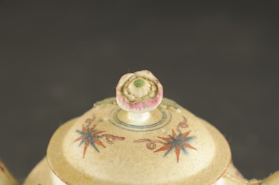 Lot 267 - A LATE 18TH CENTURY WORCESTER PORCELAIN TEAPOT
