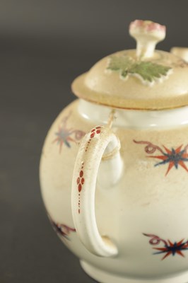 Lot 267 - A LATE 18TH CENTURY WORCESTER PORCELAIN TEAPOT