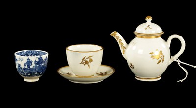 Lot 235 - A LATE 18TH CENTURY CAUGHLEY TOY TEAPOT, TEABOWL AND SAUCER WITH TEABOWL