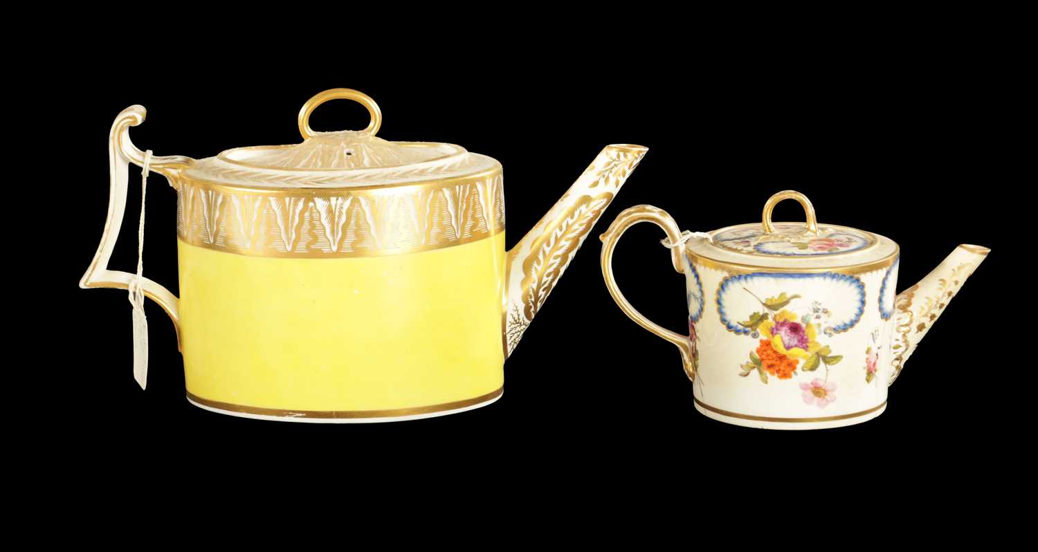 Lot 385 - A LATE 18TH CENTURY DERBY YELLOW GROUND TEAPOT AND A BARREL SHAPED TEAPOT CIRCA 1820