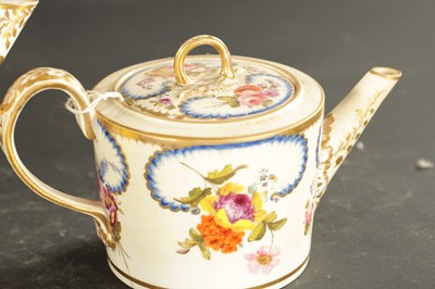 Lot 385 - A LATE 18TH CENTURY DERBY YELLOW GROUND TEAPOT AND A BARREL SHAPED TEAPOT CIRCA 1820