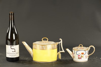 Lot 385 - A LATE 18TH CENTURY DERBY YELLOW GROUND TEAPOT AND A BARREL SHAPED TEAPOT CIRCA 1820