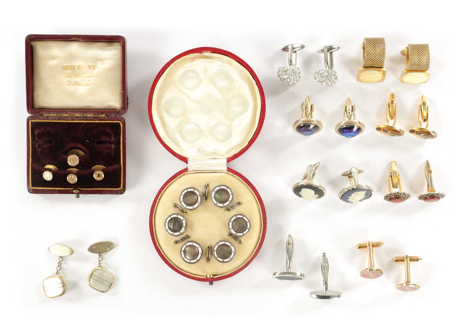 Lot 476 - A COLLECTION OF CUFFLINKS AND BUTTONS