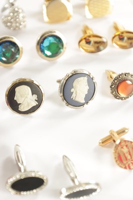 Lot 476 - A COLLECTION OF CUFFLINKS AND BUTTONS