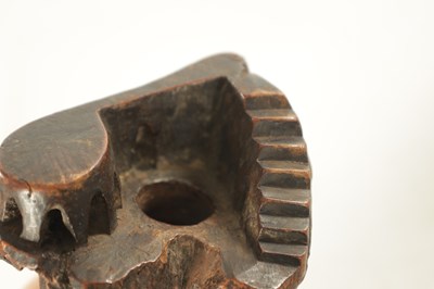 Lot 1179 - A 19TH CENTURY POSSIBLY NATIVE NORTH AMERICAN FOLK ART CARVED ROOTWOOD PIPE BOWL