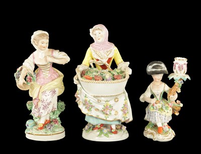 Lot 115 - A CHELSEA/DERBY PORCELAIN FIGURE OF A FRUIT SELLER CIRCA 1770