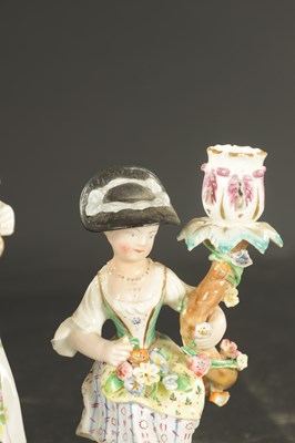 Lot 115 - A CHELSEA/DERBY PORCELAIN FIGURE OF A FRUIT SELLER CIRCA 1770