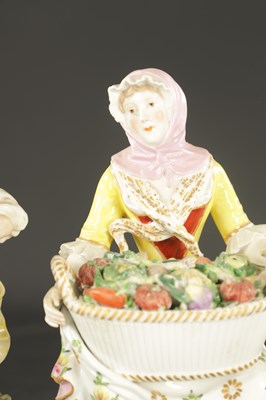 Lot 115 - A CHELSEA/DERBY PORCELAIN FIGURE OF A FRUIT SELLER CIRCA 1770