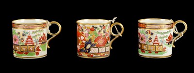 Lot 110 - A SET OF THREE FLIGHT BARR AND BARR COFFEE CANS DECORATED IN IMARI PATTERN