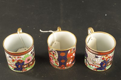 Lot 110 - A SET OF THREE FLIGHT BARR AND BARR COFFEE CANS DECORATED IN IMARI PATTERN