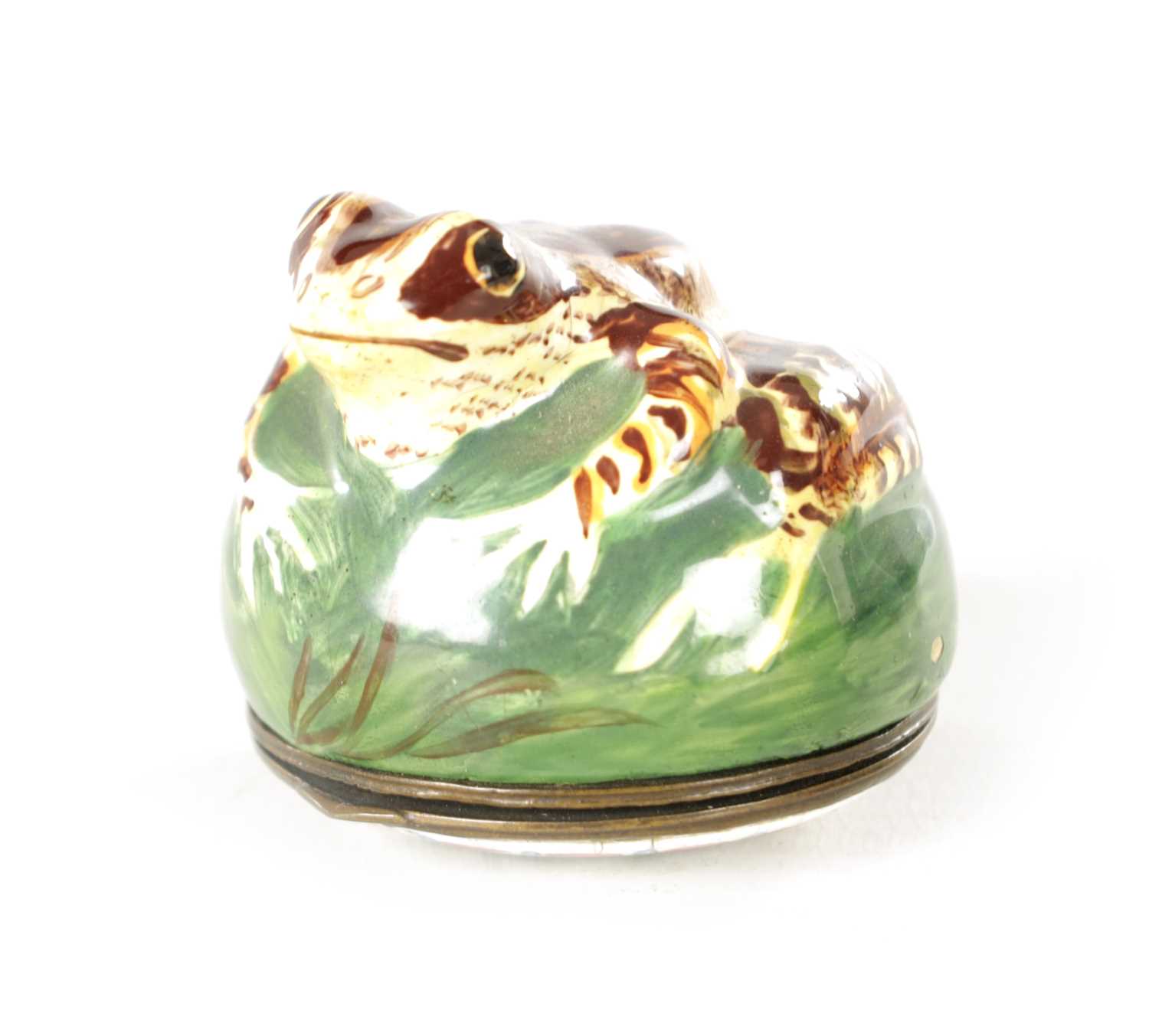 Lot 245 - AN 18TH CENTURY SOUTH STAFFORDSHIRE ENAMEL FROG BONBONNIERE