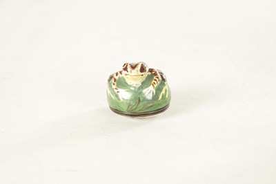 Lot 245 - AN 18TH CENTURY SOUTH STAFFORDSHIRE ENAMEL FROG BONBONNIERE