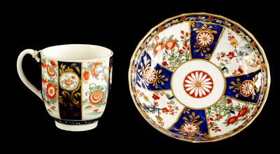 Lot 298 - A WORCESTER PORCELAIN CUP AND SAUCER DECORATED IN THE OLD JAPAN PATTERN CIRCA 1770