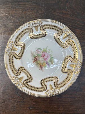 Lot 73 - TWO DAVENPORT PORCELAIN PLATES WITH FOUR ENGLISH PLATES OF VARIOUS DECORATION CIRCA 1830