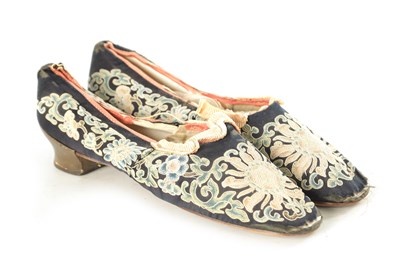 Lot 654 - A PAIR OF EARLY 19TH CENTURY FLORALLY EMBROIDERED SILK WORK LADIES SHOES