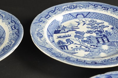 Lot 174 - A LARGE EARLY 19TH CENTURY PEARLWARE BOWL