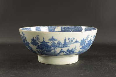 Lot 174 - A LARGE EARLY 19TH CENTURY PEARLWARE BOWL