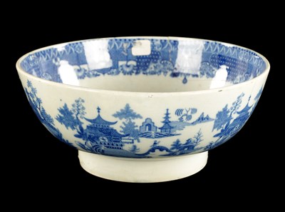 Lot 174 - A LARGE EARLY 19TH CENTURY PEARLWARE BOWL