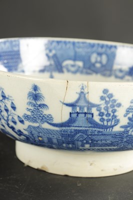 Lot 174 - A LARGE EARLY 19TH CENTURY PEARLWARE BOWL