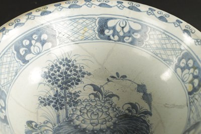 Lot 374 - A MID 18TH CENTURY LIVERPOOL DELFT CHARGER AND A BOWL