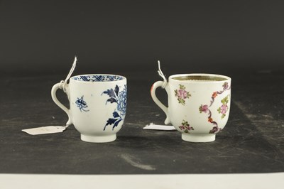 Lot 290 - LOWESTOFT PORCELAIN CUP ENAMELLED WITH FLOWERS AND CUP PAINTED IN BLUE WITH A CHINESE GARDEN SCENE CIRCA 1770