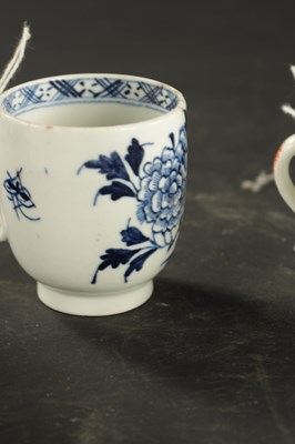 Lot 290 - LOWESTOFT PORCELAIN CUP ENAMELLED WITH FLOWERS AND CUP PAINTED IN BLUE WITH A CHINESE GARDEN SCENE CIRCA 1770