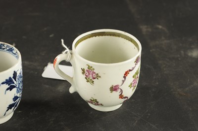 Lot 290 - LOWESTOFT PORCELAIN CUP ENAMELLED WITH FLOWERS AND CUP PAINTED IN BLUE WITH A CHINESE GARDEN SCENE CIRCA 1770