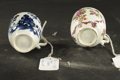 Lot 290 - LOWESTOFT PORCELAIN CUP ENAMELLED WITH FLOWERS AND CUP PAINTED IN BLUE WITH A CHINESE GARDEN SCENE CIRCA 1770