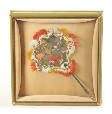 Lot 702 - A 19TH CENTURY SOUTH AMERICAN FEATHERWORK FAN