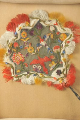 Lot 702 - A 19TH CENTURY SOUTH AMERICAN FEATHERWORK FAN