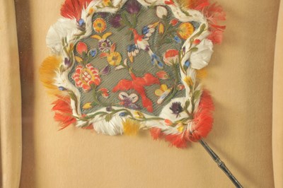 Lot 702 - A 19TH CENTURY SOUTH AMERICAN FEATHERWORK FAN