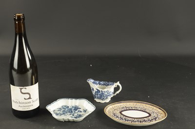 Lot 90 - A MID 18TH CENTURY CAUGHLEY PORCELAIN CREAM JUG AND A WORCESTER PORCELAIN TEAPOT STAND