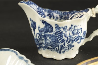 Lot 90 - A MID 18TH CENTURY CAUGHLEY PORCELAIN CREAM JUG AND A WORCESTER PORCELAIN TEAPOT STAND