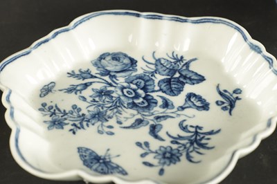Lot 90 - A MID 18TH CENTURY CAUGHLEY PORCELAIN CREAM JUG AND A WORCESTER PORCELAIN TEAPOT STAND