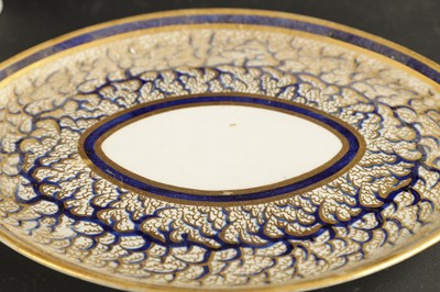 Lot 90 - A MID 18TH CENTURY CAUGHLEY PORCELAIN CREAM JUG AND A WORCESTER PORCELAIN TEAPOT STAND